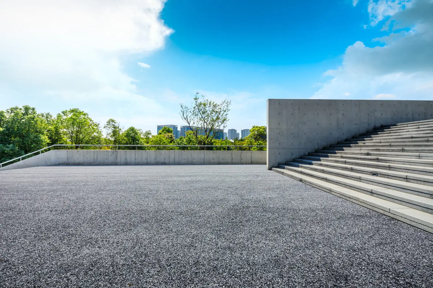 Flat gravel roof with a parapet wall